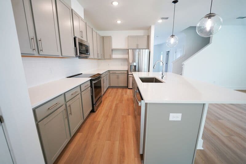 Bloomingdale House: 128 Kingswood Cir