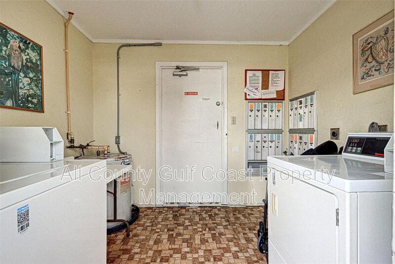 Venice House: 460 Base Ave E