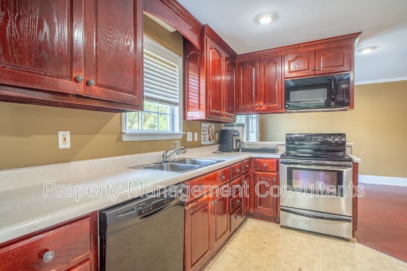 Huntsville House: 1060 Old Monrovia Road Northwest