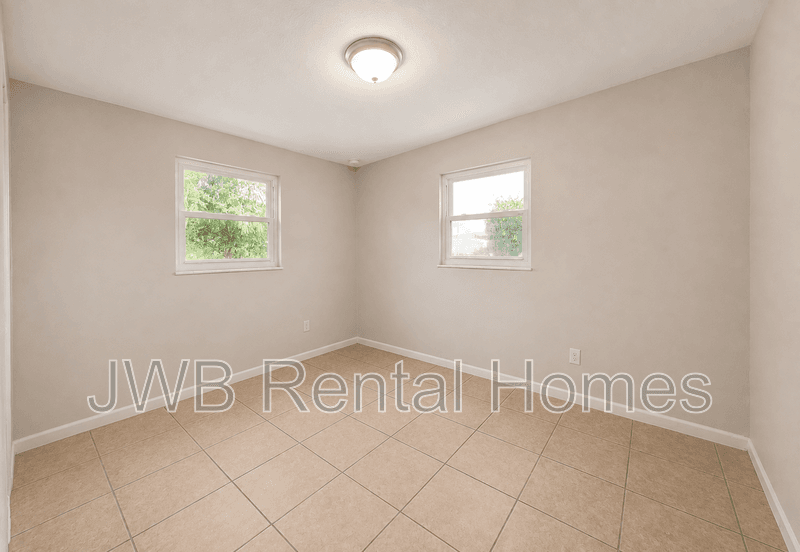 Jacksonville House: 3359 Phyllis St