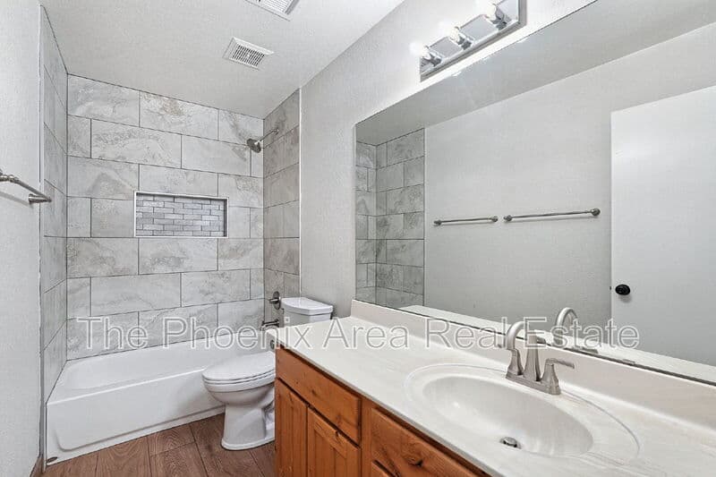 Chandler House: 1115 W Estrella Dr