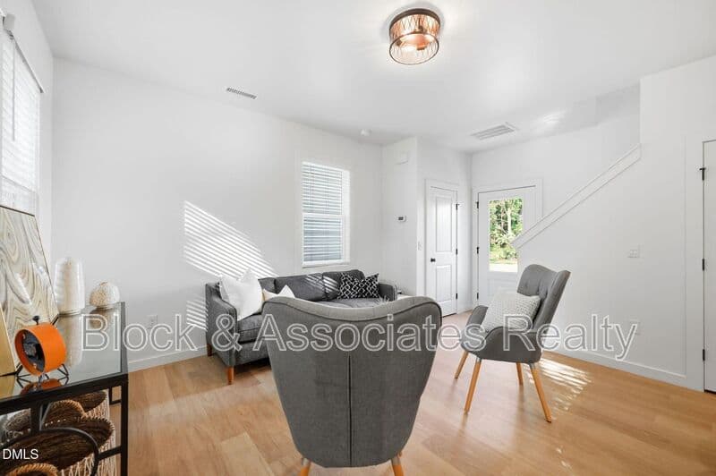 Raleigh House: 2813-103 Wilcox Place