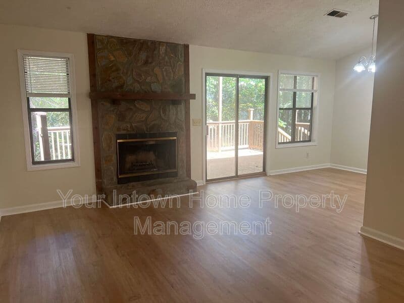 Kennesaw House: 3352 Hogan Dr.