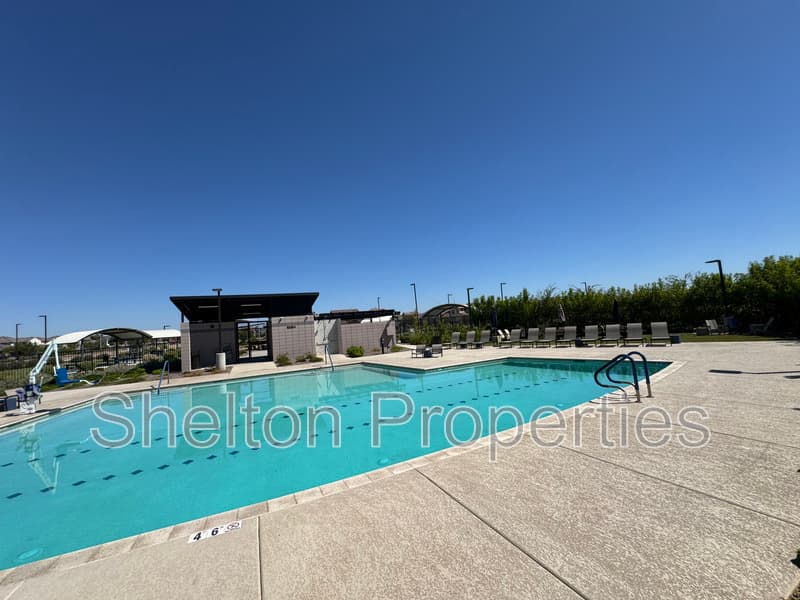 Avondale House: 10213 W Fairmount Ave
