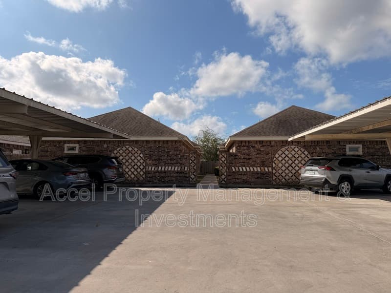 Alton Condo: 2600 E Garfield