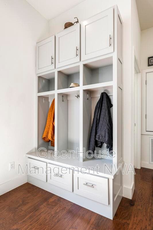 Bentonville House: 636 SW B ST