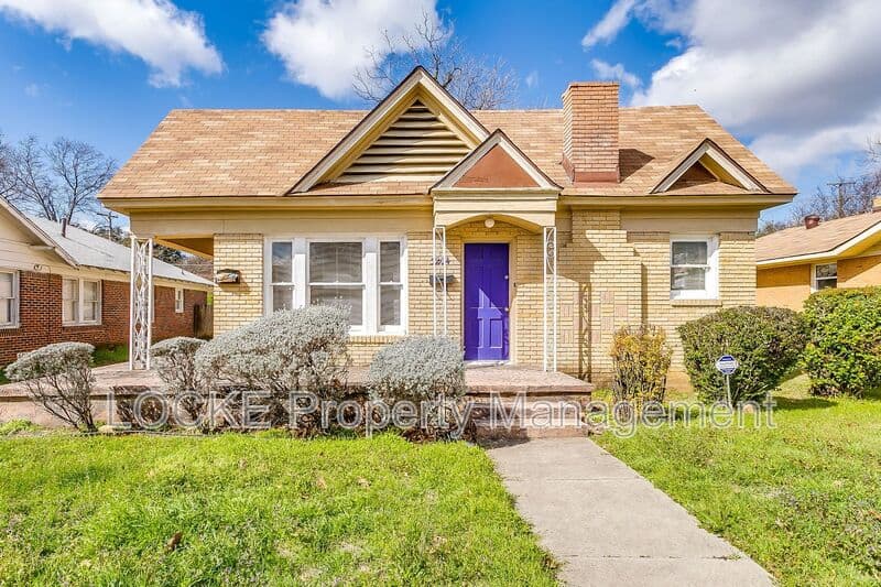 Fort Worth House: 3204 Rogers Avenue