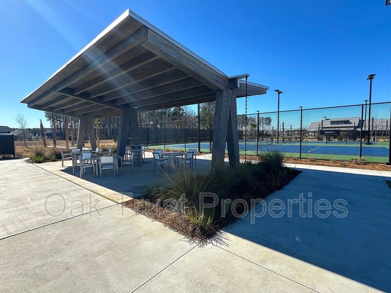 Summerville House: 651 Blueway Avenue