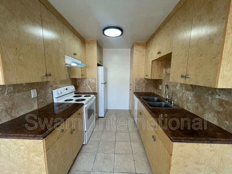 Inglewood Condo: 332 W. Regent St.