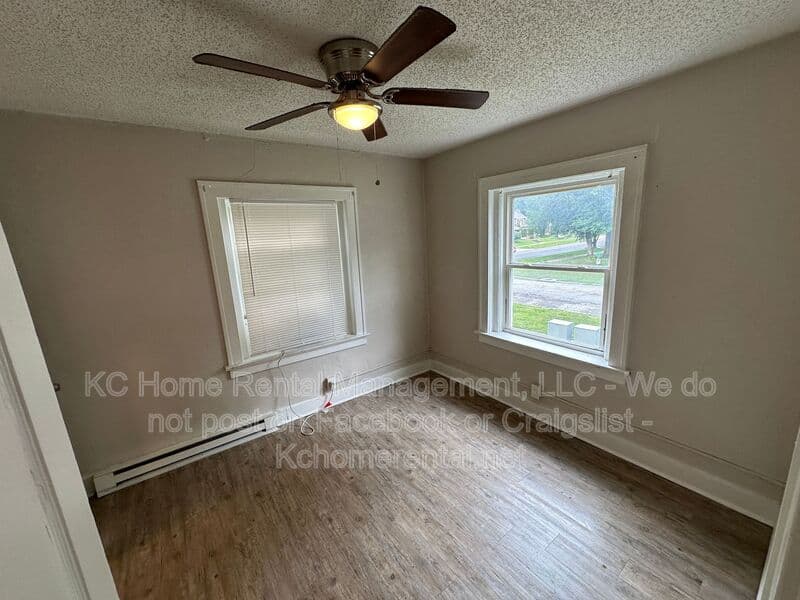 Kansas City House: 305-307 N Gladstone Blvd
