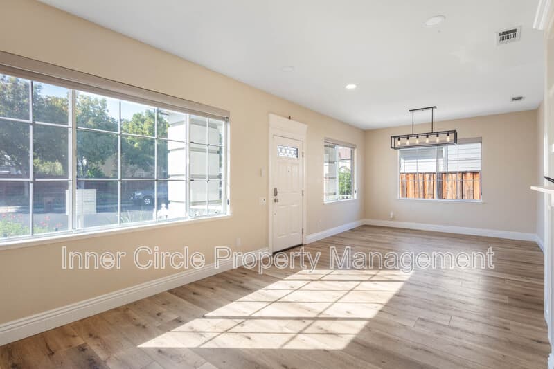 Brentwood House: 342 Chaucer Drive