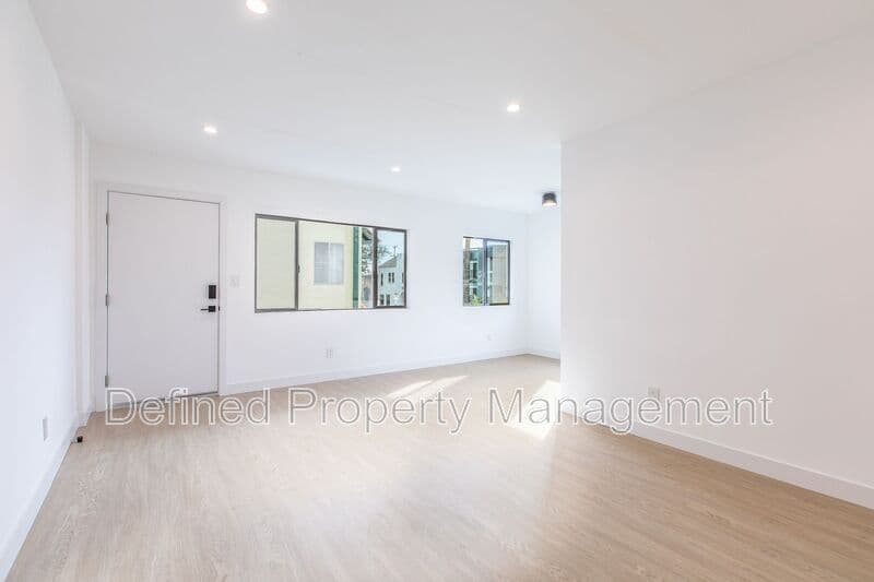 Los Angeles Condo: 6133 Eleanor Ave