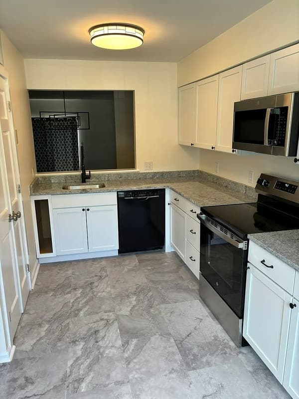 Newark House: 307 Cobble Creek Curve