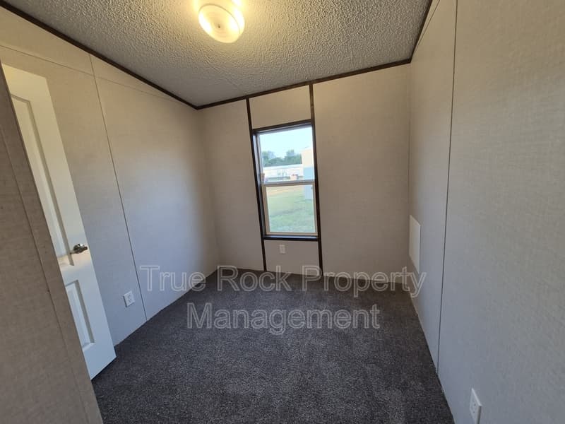 Ada House: 16213 County Road 1525