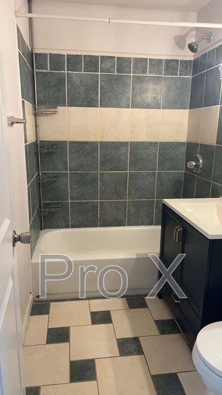 Fayetteville House: 210 S Hill Ave