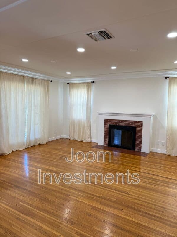 Los Angeles House: 2523 S Bentley Ave