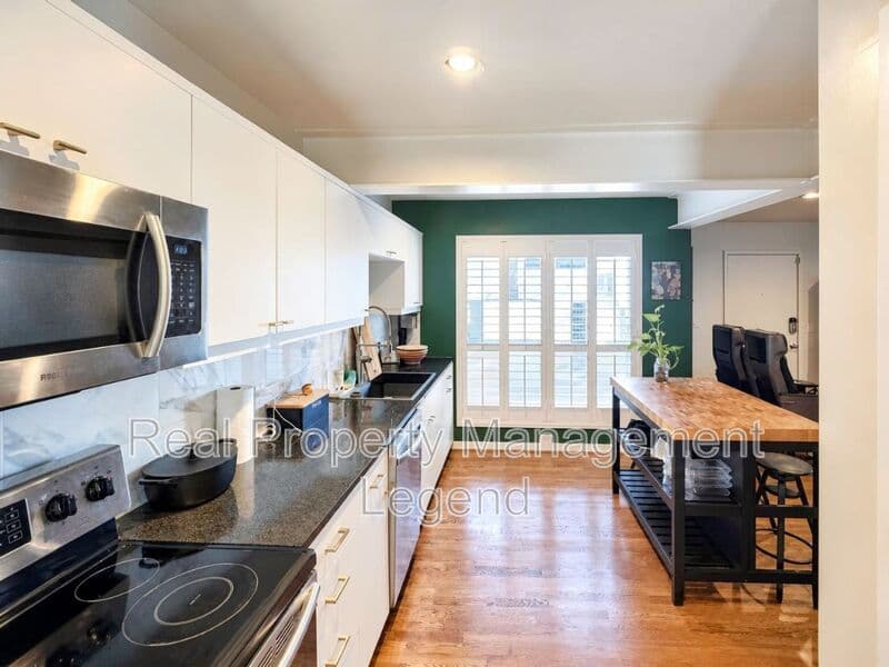Dallas House: 4122 Travis St