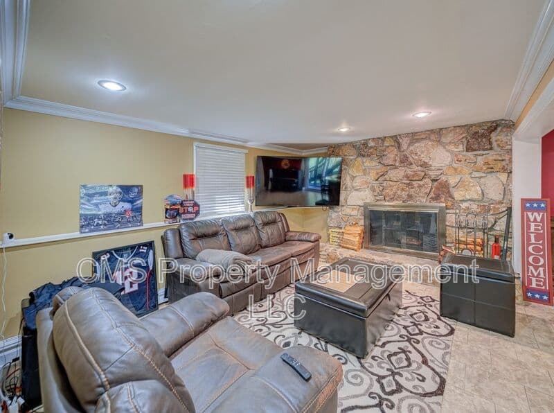 Bloomingdale House: 128 Reeve Ave
