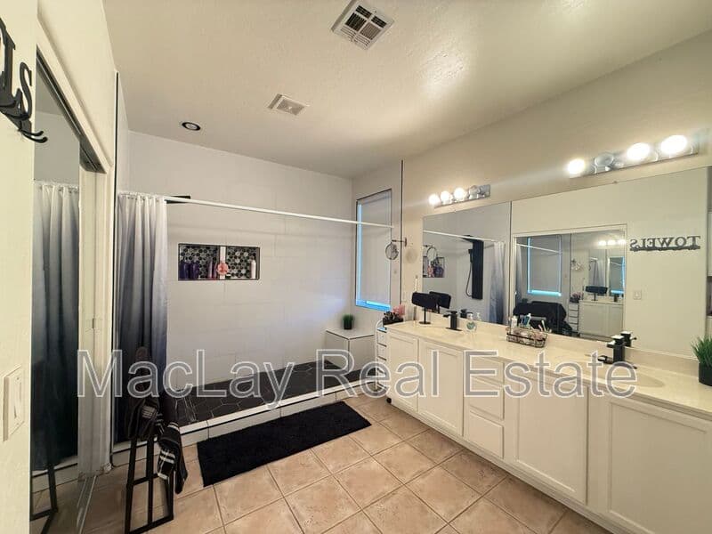 Chandler House: 757 W Aloe Pl