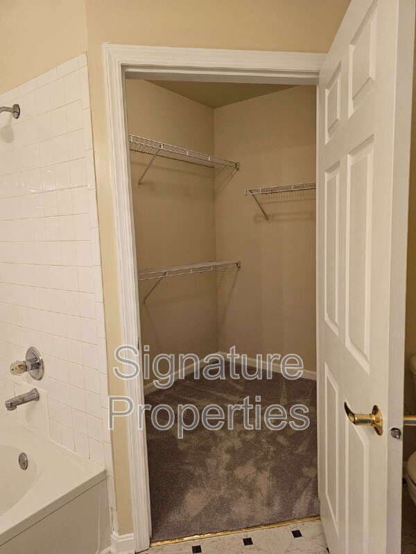 Alexandria Condo: 4551 Strutfield Ln