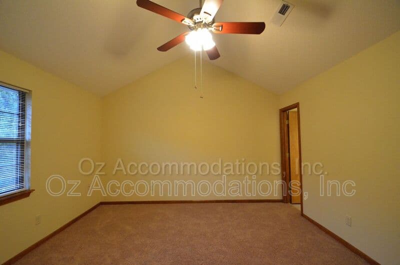 Lee's Summit Townhome: 313 NE Timbercreek Dr.