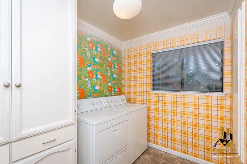 Newcastle House: 1811 Oak Terrace