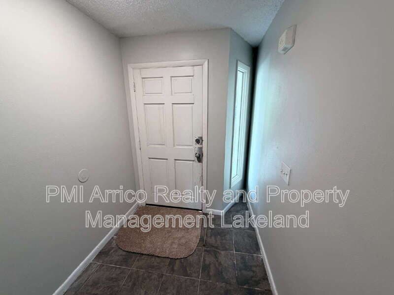 Lakeland House: 3584 Raintree Cir