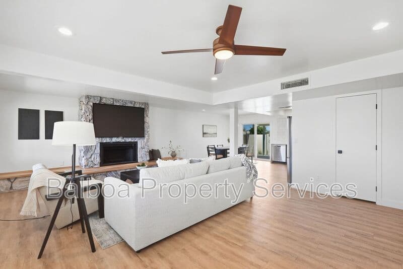 Gilbert House: 1 N Cottonwood Dr