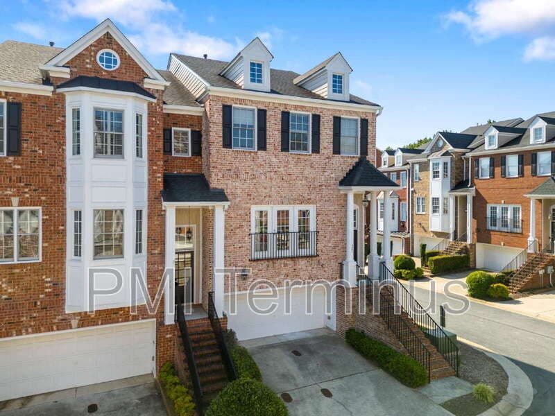 Smyrna House: 321 Creekbank Way SE