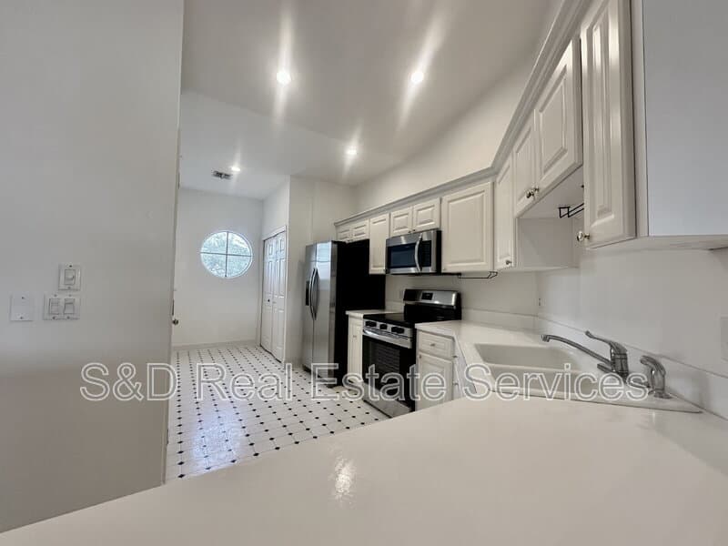 Lakeland Condo: 447 Enclave Place