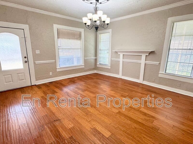 Fort Worth House: 1925 Saint Louis Ave.