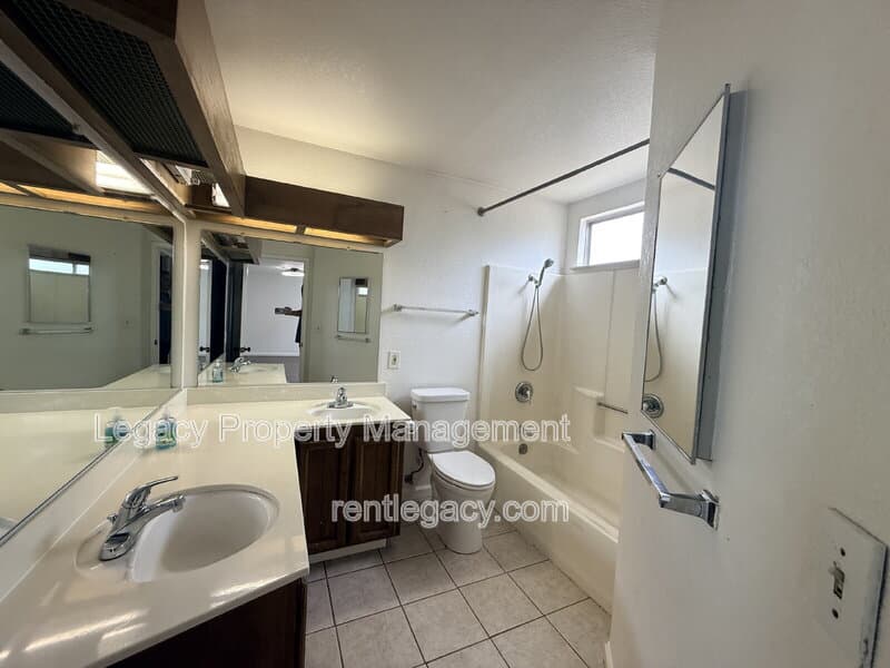 Sacramento House: 8609 Oakbank Way