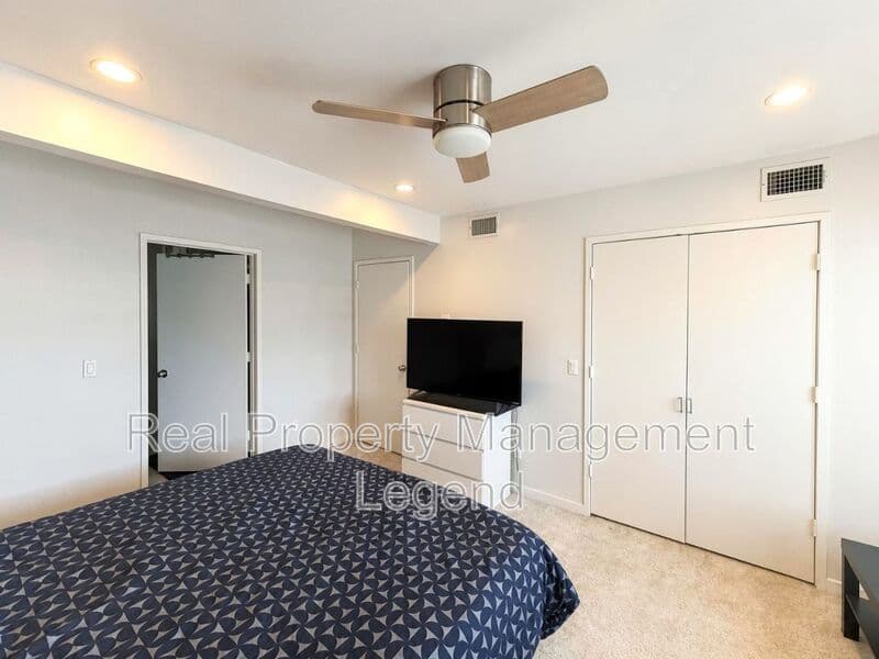 Dallas House: 4122 Travis St