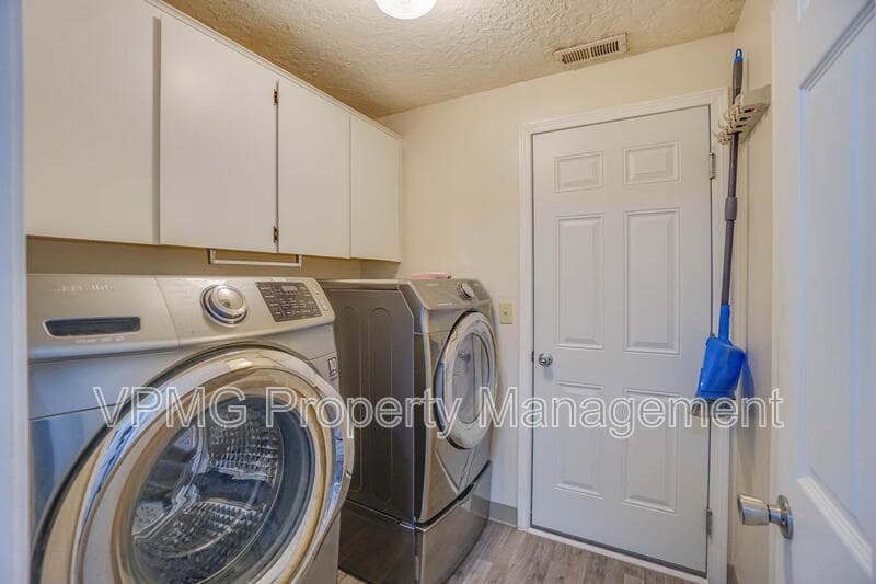 Vancouver House: 8718 Northeast 95th Street