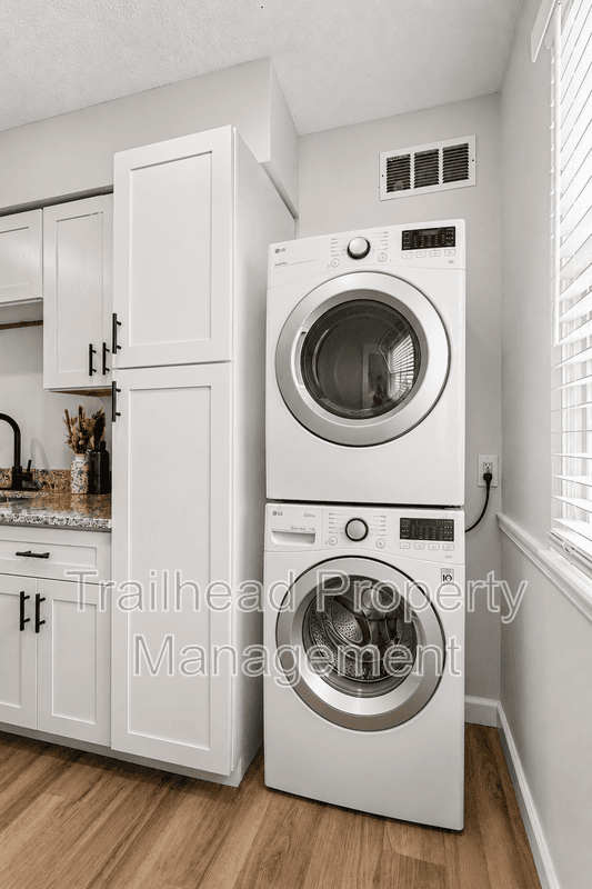 Overland Park House: 8455 Robinson Street