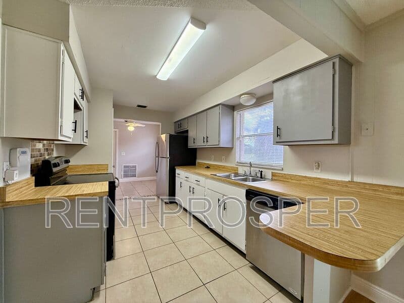 Altamonte Springs House: 914 Little Bend Road