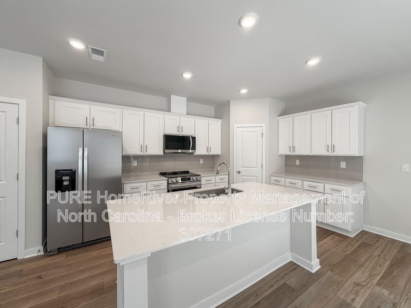 Hickory House: 2948 31st St Ln NE