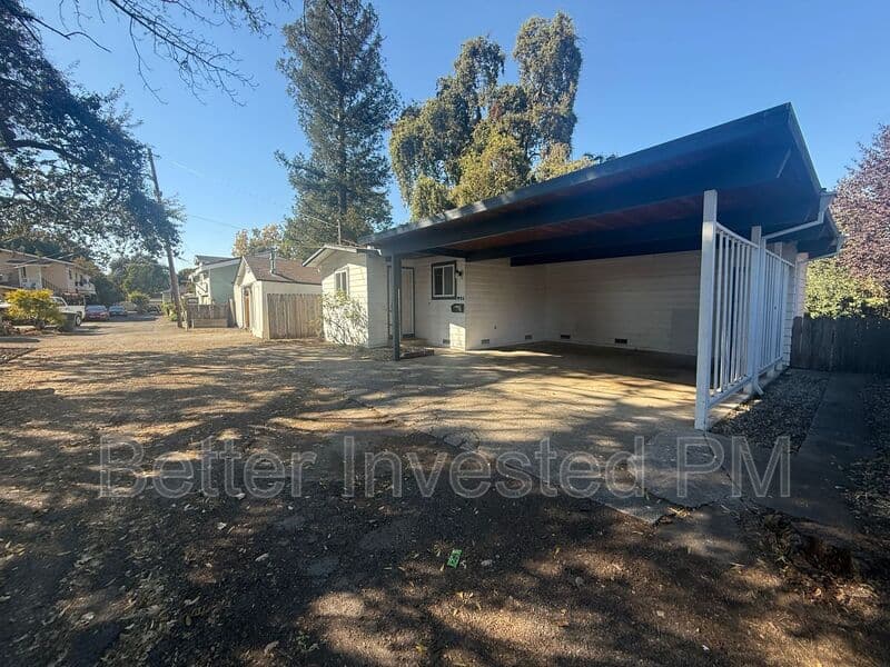 Santa Rosa House: 925 Beaver Ln