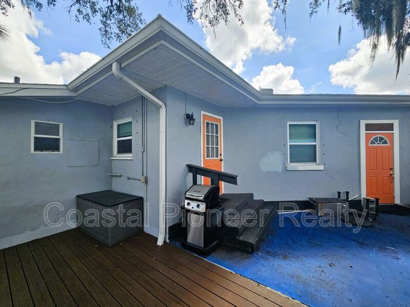 Tampa House: 7301 N 13th St