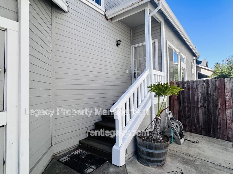 Suisun City House: 232 Redstone Cir