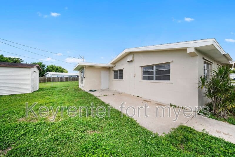 North Fort Myers House: 275 Lakeview Dr