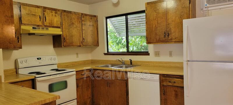 Grants Pass Condo: 832 NE D St