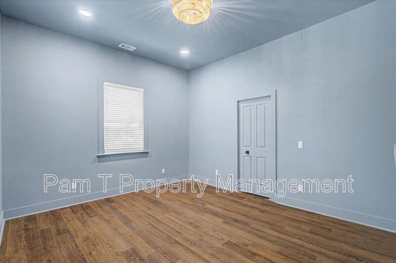 Savannah Condo: 638 E 37th St