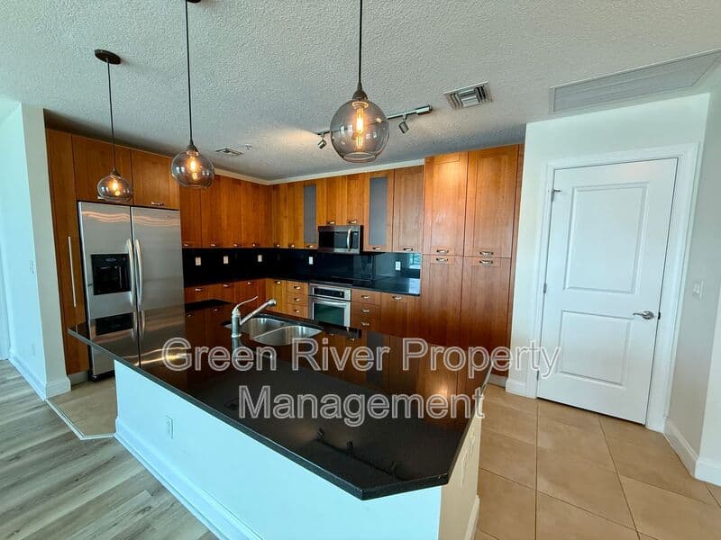 Jacksonville House: 1431 Riverplace Boulevard
