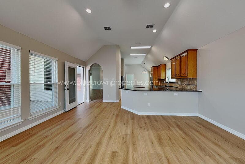 Carrollton House: 1527 Jeanette Way