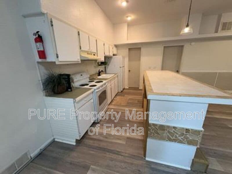 Ocala House: 595 NW 100th St