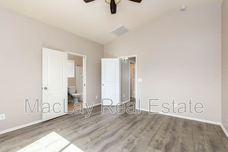 Glendale House: 7265 W Glenn Dr