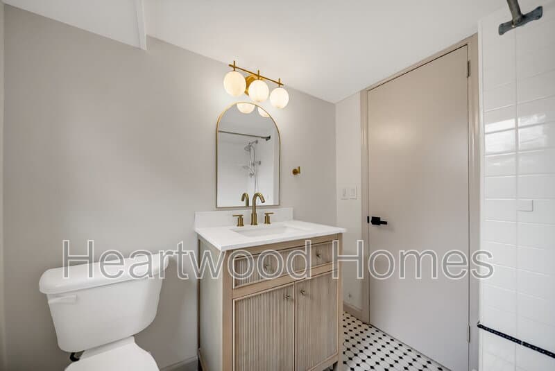 Columbia Condo: 1911 Cermack St