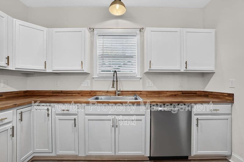 Greensboro House: 814 Douglas St