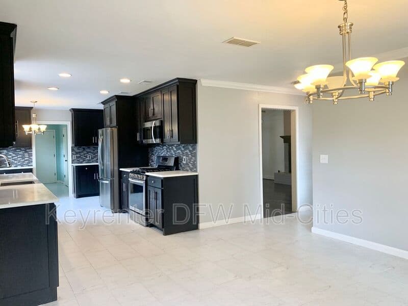 Irving House: 505 E Scotland Dr